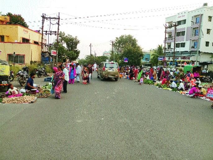  Not on the market, only on the road | मंडईत नव्हे, रस्त्यावरच भाजीबाजार