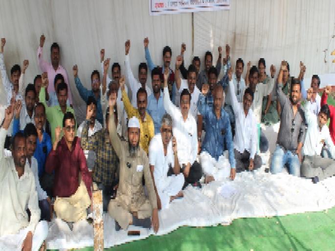 The fasting of the League of Nations in front of ZP | जि.प.समोर ईसा संघटनेचे उपोषण