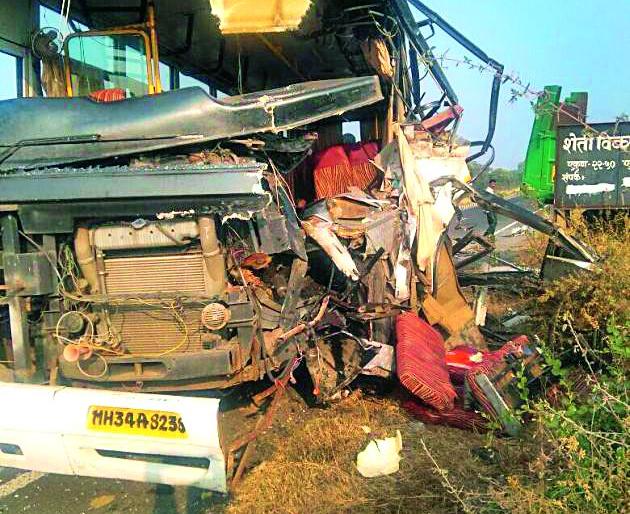 Saraswandavan's Archestra's bus dashed on trolly; Dr. Vikas Amte's colleague killed | आनंदवनातील स्वरानंदवन आॅर्केस्ट्राची बस उभ्या टिप्परवर धडकलीे; डॉ. विकास आमटे यांचे सहकारी ठार Saraswandavan's Archestra's bus dashed on trolly; Dr. Vikas Amte's colleague killed | आनंदवनातील स्वरानंदवन आॅर्केस्ट्राची बस उभ्या टिप्परवर धडकलीे; डॉ. विकास आमटे यांचे सहकारी ठार