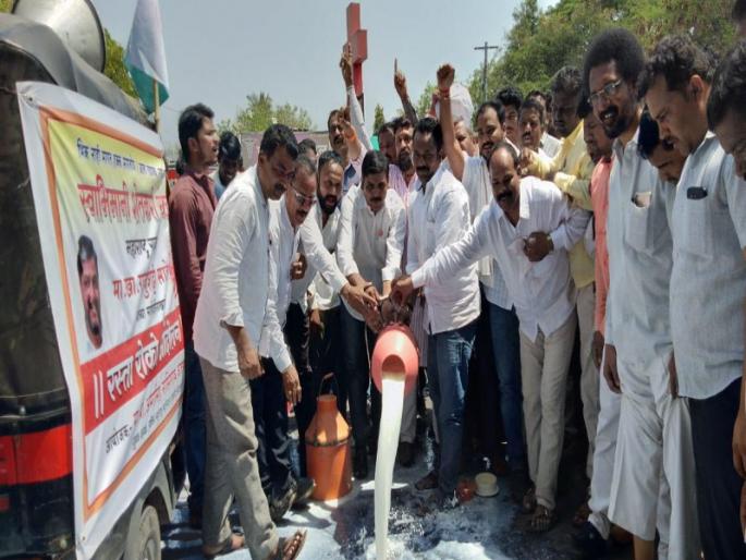 Protest of government by pouring milk on the road by swabhimani shetkari sanghatna | स्वाभिमानी शेतकरी संघटनेच्या वतीने रस्त्यावर दूध ओतून शासनाचा निषेध Protest of government by pouring milk on the road by swabhimani shetkari sanghatna | स्वाभिमानी शेतकरी संघटनेच्या वतीने रस्त्यावर दूध ओतून शासनाचा निषेध