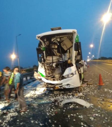 Bhardhaw Travels hit the back of the truck; Two killed, nine injured | भरधाव ट्रॅव्हल्सची ट्रकला मागून धडक; दोन ठार, नऊ जखमी Bhardhaw Travels hit the back of the truck; Two killed, nine injured | भरधाव ट्रॅव्हल्सची ट्रकला मागून धडक; दोन ठार, नऊ जखमी