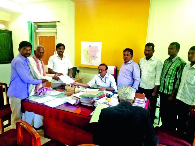 Allow us to commit suicide! Demand for tribal farmers of Nagpur | आम्हाला आत्महत्या करण्याची परवानगी द्या! नागपूरच्या आदिवासी शेतकऱ्यांची मागणी Allow us to commit suicide! Demand for tribal farmers of Nagpur | आम्हाला आत्महत्या करण्याची परवानगी द्या! नागपूरच्या आदिवासी शेतकऱ्यांची मागणी