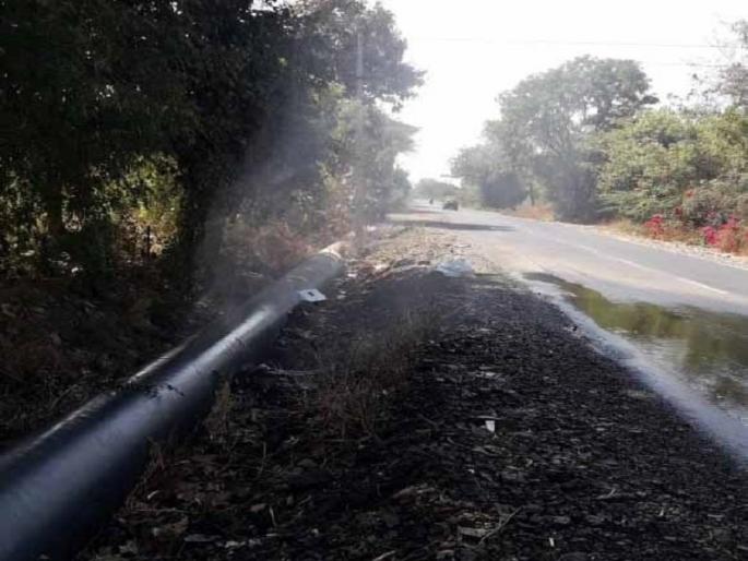 Lead to MIDC water channel on Patoda road | पाटोदा रस्त्यावर एमआयडीसीच्या जलवाहिनीला गळती