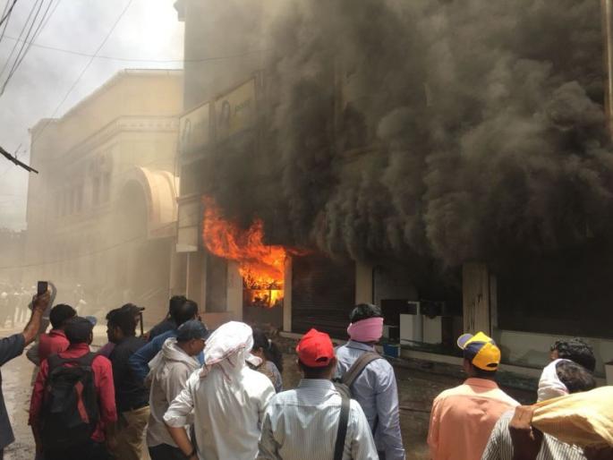 Govardhanath Haveli fire in Amravati; Four shops burnt | अमरावतीमधील गोवर्धननाथ हवेलीला आग; चार दुकाने जळून खाक Govardhanath Haveli fire in Amravati; Four shops burnt | अमरावतीमधील गोवर्धननाथ हवेलीला आग; चार दुकाने जळून खाक