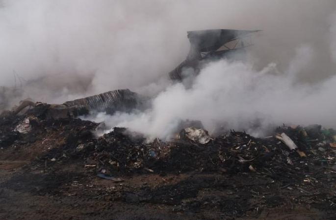 A severe fire in Scrab Godown in Ballarpur taluka of Chandrapur district; No lien | चंद्रपूर जिल्ह्यातील बल्लारपूर तालुक्यात स्क्रब गोडाऊनला भीषण आग; जिवीतहानी नाही A severe fire in Scrab Godown in Ballarpur taluka of Chandrapur district; No lien | चंद्रपूर जिल्ह्यातील बल्लारपूर तालुक्यात स्क्रब गोडाऊनला भीषण आग; जिवीतहानी नाही