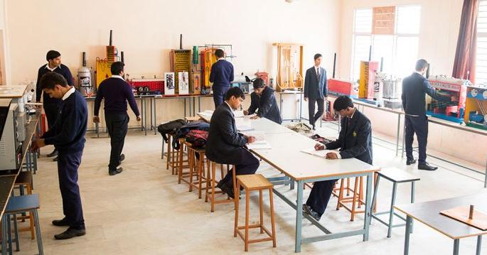 Practical exams disturbed due to corona | प्रात्यक्षिकांच्या ‘टेक्निक’चे ‘ऑनलाइन’मुळे गणित बिघडले?