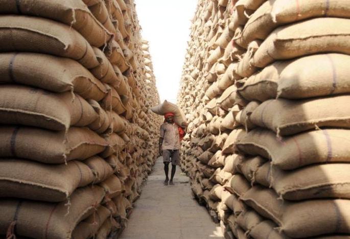 There is no space in the warehouse in Wardha district; In the purchase of agricultural commodities | वर्धा जिल्ह्यातील गोदामात जागा नाही; शेतमाल खरेदी वांध्यात