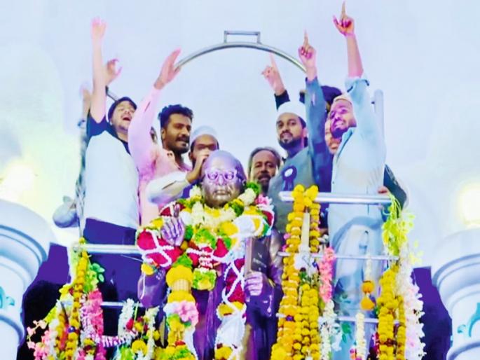 Maintained the sanctity of Ramadan As soon as the mosque is reached the speaker is switched off, the Muslim youth also shout 'Jai Bhim' | रमजानचे पावित्र्य राखले; मशीद येताच स्पीकर बंद, मुस्लिम युवकांचाही ‘जय भीम’चा नारा Maintained the sanctity of Ramadan As soon as the mosque is reached the speaker is switched off, the Muslim youth also shout 'Jai Bhim' | रमजानचे पावित्र्य राखले; मशीद येताच स्पीकर बंद, मुस्लिम युवकांचाही ‘जय भीम’चा नारा
