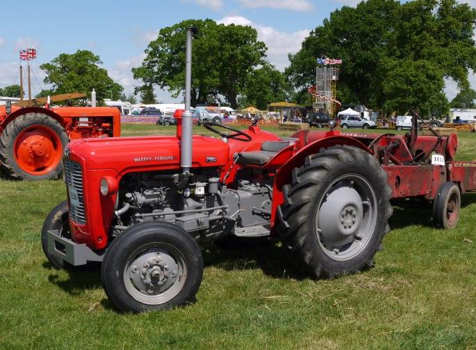 The collision of the tractor subsidy | ट्रॅक्टरच्या अनुदानात सत्ताधाऱ्यांचा घोळ The collision of the tractor subsidy | ट्रॅक्टरच्या अनुदानात सत्ताधाऱ्यांचा घोळ