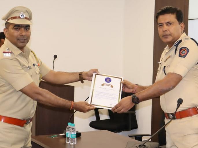 Appreciation of the officers who have performed excellently in solving crimes | उत्कृष्ट कामगिरी करत गुन्ह्यांची उकल करणाऱ्या अधिकाऱ्यांचा सत्कार Appreciation of the officers who have performed excellently in solving crimes | उत्कृष्ट कामगिरी करत गुन्ह्यांची उकल करणाऱ्या अधिकाऱ्यांचा सत्कार