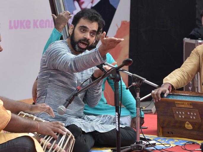 Leading young singer Rahul Deshpande present classical vocal in the World's Orange Festival | आघाडीचे तरुण गायक राहुल देशपांडे यांनी वर्ल्ड आॅरेंज फेस्टिव्हलमध्ये रसिकांना रिझवले