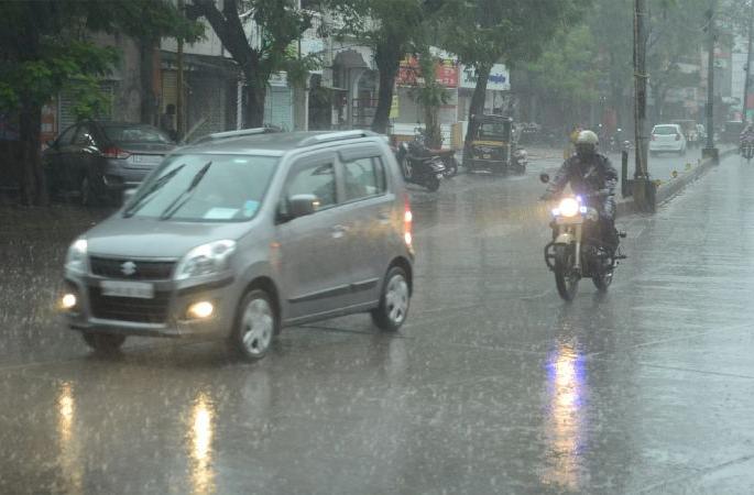 Rains begin in Nagpur; Cloudy weather | नागपुरात पावसाला सुरुवात; सतर्कतेचा इशारा