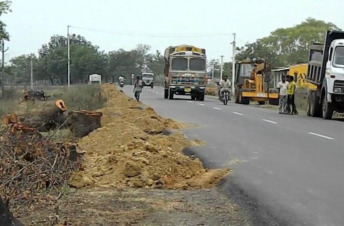 Teak wood trees cut down on The Nagpur Tuljapur four lane highway | नागपूर-तुळजापूर चौपदरी महामार्गासाठी १६ हजारांवर सागवान वृक्ष तोडले Teak wood trees cut down on The Nagpur Tuljapur four lane highway | नागपूर-तुळजापूर चौपदरी महामार्गासाठी १६ हजारांवर सागवान वृक्ष तोडले