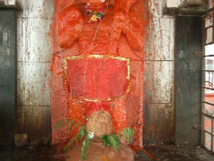 The village is filled with water for rain as it 'saves' | गाव मारुतीला पावसासाठी पाण्याने घागर भरुन ‘साकडे’ The village is filled with water for rain as it 'saves' | गाव मारुतीला पावसासाठी पाण्याने घागर भरुन ‘साकडे’