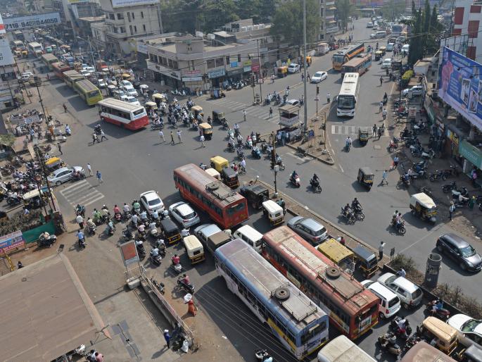 Cancel the decision of the rickshaw scrap of sixteen years, stop the road from the rickshaw puller | सोळा वर्षावरील रिक्षा स्क्रॅपचा निर्णय रद्द करा, रिक्षाचालक सेनेचे रास्ता रोको Cancel the decision of the rickshaw scrap of sixteen years, stop the road from the rickshaw puller | सोळा वर्षावरील रिक्षा स्क्रॅपचा निर्णय रद्द करा, रिक्षाचालक सेनेचे रास्ता रोको