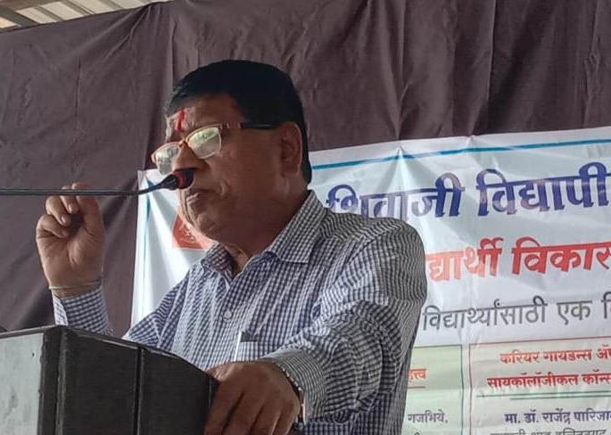 Commissioner annoyed at the platform while giving tea through plastic cups | फेकून दे तो चहा : ...अन् समारंभातच आयुक्त कडाडले Commissioner annoyed at the platform while giving tea through plastic cups | फेकून दे तो चहा : ...अन् समारंभातच आयुक्त कडाडले