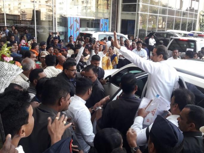 Flock to meet Uddhav Thackeray | उद्धव ठाकरे यांनी घेतले श्री अंबाबाईचे दर्शन, भेटण्यासाठी झुंबड Flock to meet Uddhav Thackeray | उद्धव ठाकरे यांनी घेतले श्री अंबाबाईचे दर्शन, भेटण्यासाठी झुंबड