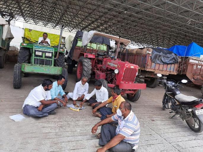 Farmers sit in the market committee | शेतकऱ्यांचा बाजार समितीत ठिय्या Farmers sit in the market committee | शेतकऱ्यांचा बाजार समितीत ठिय्या