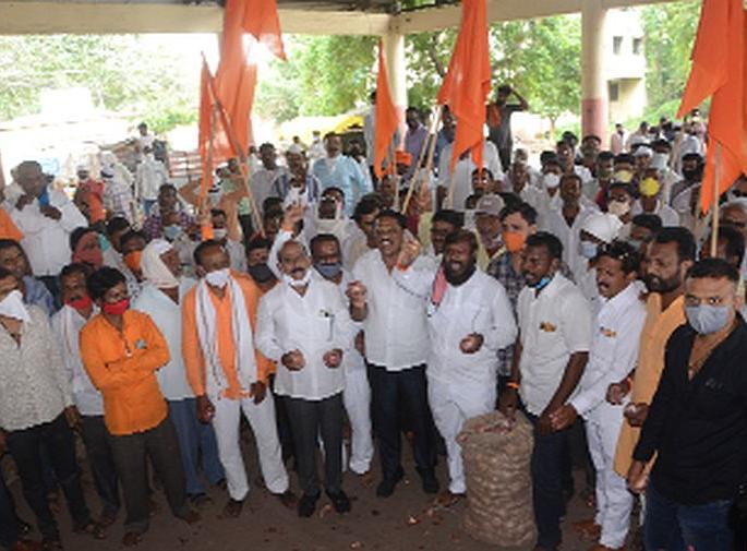 Congress, Shiv Sena on the streets against the Center | केंद्राच्या विरोधात कॉँग्रेस, शिवसेना रस्त्यावर Congress, Shiv Sena on the streets against the Center | केंद्राच्या विरोधात कॉँग्रेस, शिवसेना रस्त्यावर