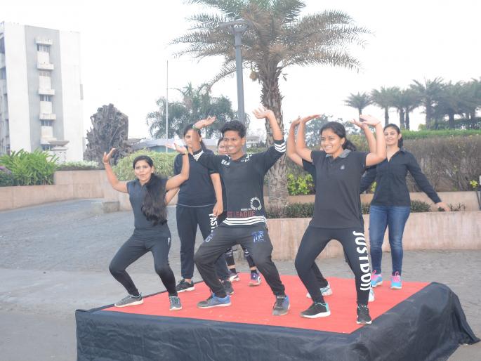 Lokmat Kolhapur Maha Marathon: Contestant refresh, colorful artwork by Jhumpa Dance, Dhol Tash, Police and School Band | Lokmat Kolhapur Maha Marathon : झुम्बा डान्स, ढोल-ताशे, पोलीस व स्कूल बॅँडने स्पर्धक रिफ्रेश, रंगारंग कलाविष्कार Lokmat Kolhapur Maha Marathon: Contestant refresh, colorful artwork by Jhumpa Dance, Dhol Tash, Police and School Band | Lokmat Kolhapur Maha Marathon : झुम्बा डान्स, ढोल-ताशे, पोलीस व स्कूल बॅँडने स्पर्धक रिफ्रेश, रंगारंग कलाविष्कार