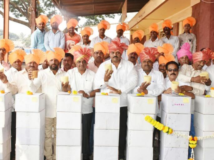 Kolhapur: Rs. 5100 per month in the market committee | कोल्हापूर : बाजार समितीत मुहूर्ताच्या गुळाला ५१०० रुपये Kolhapur: Rs. 5100 per month in the market committee | कोल्हापूर : बाजार समितीत मुहूर्ताच्या गुळाला ५१०० रुपये