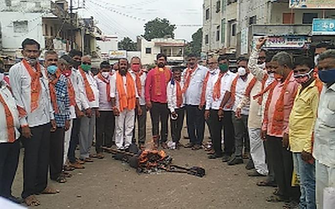 Burning of the statue of the Central Government | केंद्र सरकारच्या पुतळ्याचे दहन Burning of the statue of the Central Government | केंद्र सरकारच्या पुतळ्याचे दहन