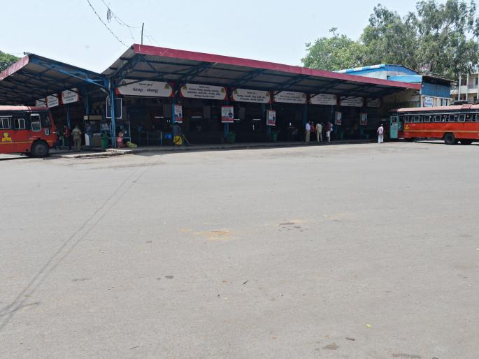 ST's only essential services continue to operate | एसटीची केवळ अत्यावश्यक सेवेतील वाहतूक सुरू ST's only essential services continue to operate | एसटीची केवळ अत्यावश्यक सेवेतील वाहतूक सुरू