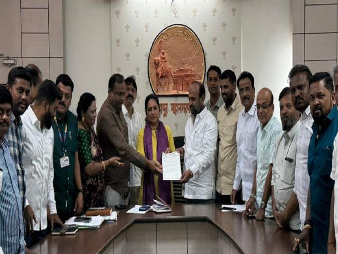 Political pressure on officials who created draft wards for Kolhapur Municipal Corporation general elections Former Congress corporator alleges | Kolhapur: प्रभाग रचना करणाऱ्या अधिकाऱ्यांवर राजकीय दबाव, काँग्रेसच्या माजी नगरसेवकांचा आरोप Political pressure on officials who created draft wards for Kolhapur Municipal Corporation general elections Former Congress corporator alleges | Kolhapur: प्रभाग रचना करणाऱ्या अधिकाऱ्यांवर राजकीय दबाव, काँग्रेसच्या माजी नगरसेवकांचा आरोप