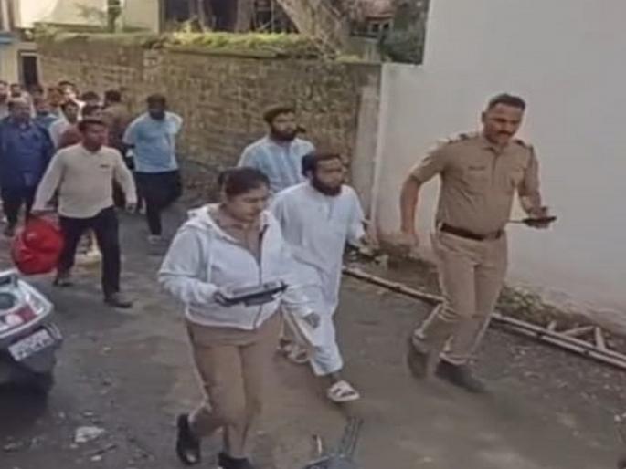 Witness in interfaith marriage beaten up by cleric in Kolhapur | आंतरधर्मीय लग्नातील साक्षीदार मौलवीस मारहाण, कोल्हापुरातील घटना; काही काळ तणाव Witness in interfaith marriage beaten up by cleric in Kolhapur | आंतरधर्मीय लग्नातील साक्षीदार मौलवीस मारहाण, कोल्हापुरातील घटना; काही काळ तणाव