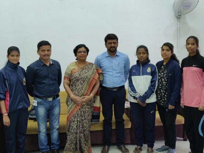 Soon to meet the PM with disaster victims: Vijaya Rahatkar | लवकरच आपदा सखींना घेऊन पंतप्रधानांना भेटू: विजया रहाटकर Soon to meet the PM with disaster victims: Vijaya Rahatkar | लवकरच आपदा सखींना घेऊन पंतप्रधानांना भेटू: विजया रहाटकर