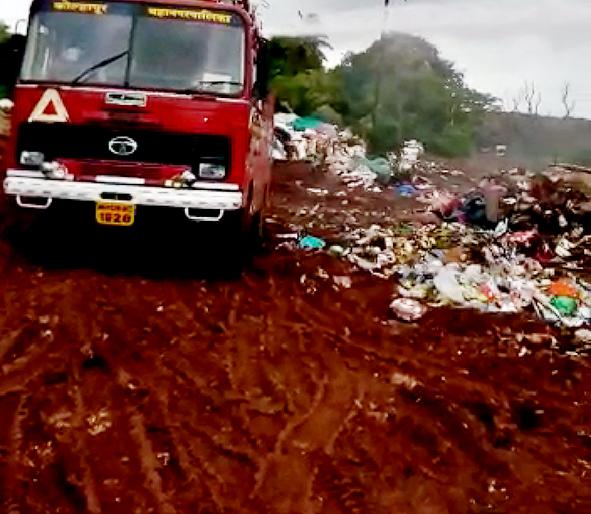 Environmental disposal of waste in the city | महापुरातील कचऱ्याची पर्यावरणपूरक विल्हेवाट; झूम प्रकल्पात फवारणी Environmental disposal of waste in the city | महापुरातील कचऱ्याची पर्यावरणपूरक विल्हेवाट; झूम प्रकल्पात फवारणी