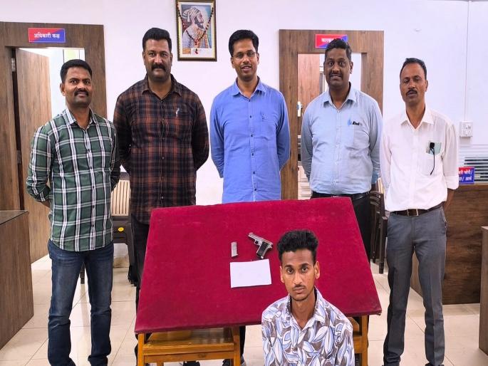 Youth from Kolhapur arrested for performing pistol dance stunt in Nag Panchami procession at Battis Shirala | बत्तीस शिराळा येथे नागपंचमीच्या मिरवणुकीत पिस्तूल नाचवून स्टंट केला, कोल्हापुरातील तरुणास अटक Youth from Kolhapur arrested for performing pistol dance stunt in Nag Panchami procession at Battis Shirala | बत्तीस शिराळा येथे नागपंचमीच्या मिरवणुकीत पिस्तूल नाचवून स्टंट केला, कोल्हापुरातील तरुणास अटक