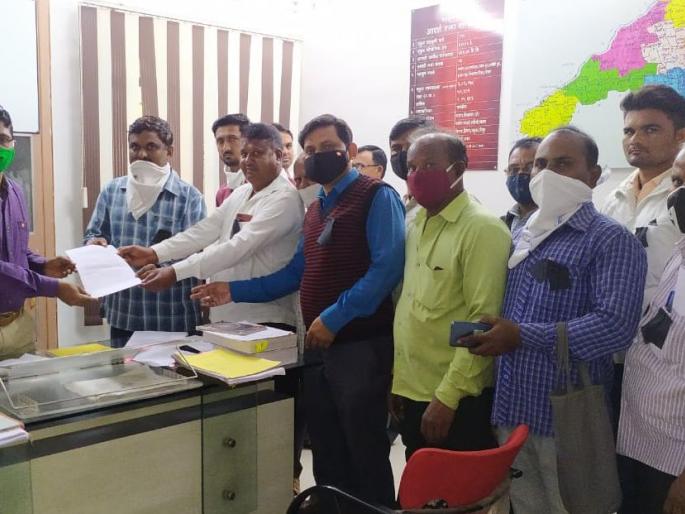 Teachers and non-teachers end up protesting against the ruling | शासन निर्णयाविरोधात शिक्षक-शिक्षकेतर संपात Teachers and non-teachers end up protesting against the ruling | शासन निर्णयाविरोधात शिक्षक-शिक्षकेतर संपात