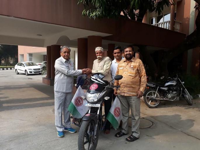 1777 kilometer mileage was carried out in the capital of Delhi for the release of farmers' Mukti Yatra | किसान मुक्ती यात्रेसाठी उगारेंची दिल्लीत धडक, दुचाकीवरून केला १७७७ किलो मीटरचा प्रवास 1777 kilometer mileage was carried out in the capital of Delhi for the release of farmers' Mukti Yatra | किसान मुक्ती यात्रेसाठी उगारेंची दिल्लीत धडक, दुचाकीवरून केला १७७७ किलो मीटरचा प्रवास