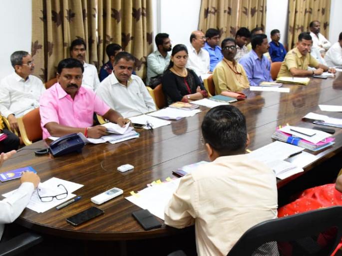 Take action on hiring fraudsters | ग्राहकांची फसवणूक करणाऱ्या रिक्षाचालकांवर कारवाई करा ---: दौलत देसाई