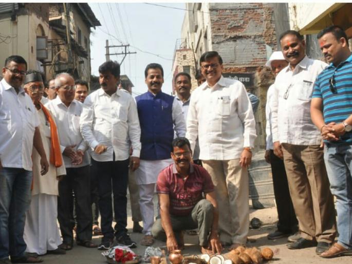 Construction work begins at the hands of the cleaning staff | सफाई कर्मचाऱ्याच्या हस्ते विकास कामाचा प्रारंभ Construction work begins at the hands of the cleaning staff | सफाई कर्मचाऱ्याच्या हस्ते विकास कामाचा प्रारंभ