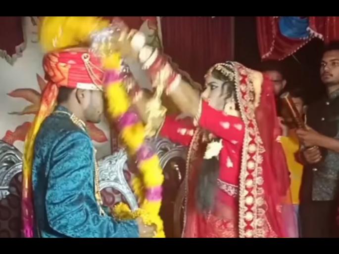 Viral Video : Bride and groom did something weird during varmala ceremony video goes viral | Watch: नवरीने नवरदेवाच्या अंगावर फेकला हार, त्यानेही रागात केलं असं काही...बघा व्हिडीओ... Viral Video : Bride and groom did something weird during varmala ceremony video goes viral | Watch: नवरीने नवरदेवाच्या अंगावर फेकला हार, त्यानेही रागात केलं असं काही...बघा व्हिडीओ...