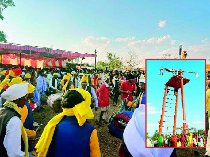 the devotee who vowed is tied to a horizontal wooden pole at Meghnath Yatra in Melghat | येथे नवस बोलणाऱ्याला बांधले जाते आडव्या खांबाला; आगळीवेगळी मेघनाथ यात्रा the devotee who vowed is tied to a horizontal wooden pole at Meghnath Yatra in Melghat | येथे नवस बोलणाऱ्याला बांधले जाते आडव्या खांबाला; आगळीवेगळी मेघनाथ यात्रा