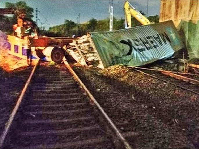 Container trailer crashes, driver dies on the spot, JNPT trains halted for 9 hours | कंटेनर ट्रेलर कोसळून वाहनचालकाचा जागीच मृत्यू, जेएनपीटीची रेल्वे वाहतूक ९ तास ठप्प Container trailer crashes, driver dies on the spot, JNPT trains halted for 9 hours | कंटेनर ट्रेलर कोसळून वाहनचालकाचा जागीच मृत्यू, जेएनपीटीची रेल्वे वाहतूक ९ तास ठप्प