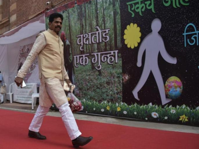 Nagpur Winter Session 2019; Plastic breach violation by MLA | नागपूर हिवाळी अधिवेशन २०१९; भाजपा आमदाराकडून प्लास्टिकबंदीचे उल्लंघन Nagpur Winter Session 2019; Plastic breach violation by MLA | नागपूर हिवाळी अधिवेशन २०१९; भाजपा आमदाराकडून प्लास्टिकबंदीचे उल्लंघन