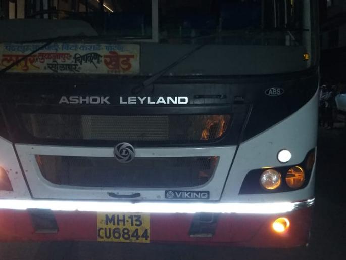 The driver fell asleep and got off the bike | चालकाला झोप अनावर झाली अन् दुचाकीला उडविले The driver fell asleep and got off the bike | चालकाला झोप अनावर झाली अन् दुचाकीला उडविले