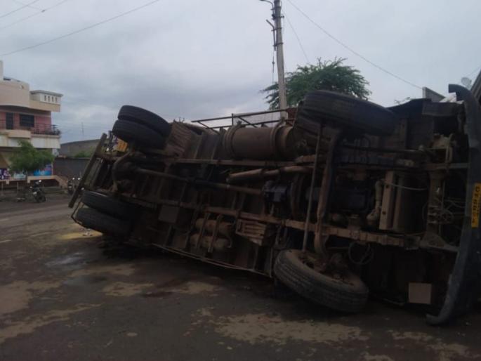 One killed as truck overturns | ट्रक पटली होवुन एकाचा मृत्यू One killed as truck overturns | ट्रक पटली होवुन एकाचा मृत्यू
