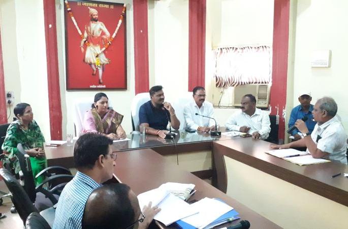 Chairman of 'Standing' conducted a review of the Corporation | ‘स्थायी ’च्या सभापतींनी घेतला मनपाचा आढावा Chairman of 'Standing' conducted a review of the Corporation | ‘स्थायी ’च्या सभापतींनी घेतला मनपाचा आढावा