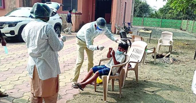 Hey, what's going on ... there are no expert doctors, wordboys are taking citizens' swabs! | अरे हे काय चाललंय....तज्ज्ञ डॉक्टर नाहीत, वॉर्डबॉय घेतोय रुग्ग्णांचे स्वॅब ! Hey, what's going on ... there are no expert doctors, wordboys are taking citizens' swabs! | अरे हे काय चाललंय....तज्ज्ञ डॉक्टर नाहीत, वॉर्डबॉय घेतोय रुग्ग्णांचे स्वॅब !