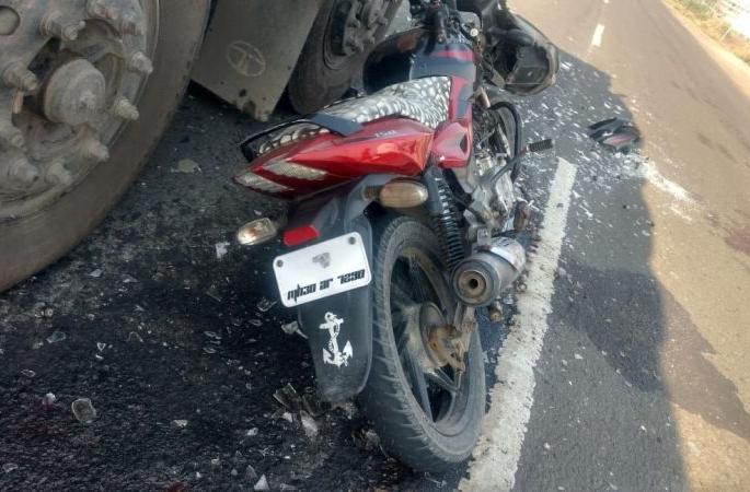 Two injured in truck accident | ट्रक-दुचाकी अपघातात दोन जण जखमी Two injured in truck accident | ट्रक-दुचाकी अपघातात दोन जण जखमी