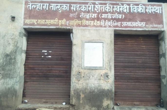 The officer returned without opening the 'seal'! | अधिकारी ‘सील’ न उघडता खाली हात परतले!