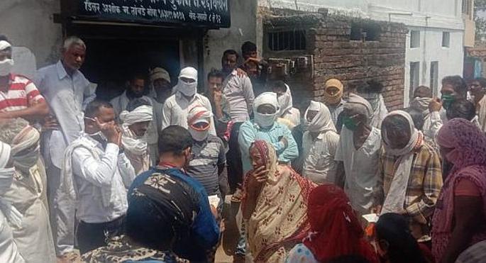 Inquiry by supply officer of ration shopkeeper at Thilori | थिलोरी येथील रेशन दुकानदाराची पुरवठा अधिकाऱ्यांकडून चौकशी Inquiry by supply officer of ration shopkeeper at Thilori | थिलोरी येथील रेशन दुकानदाराची पुरवठा अधिकाऱ्यांकडून चौकशी