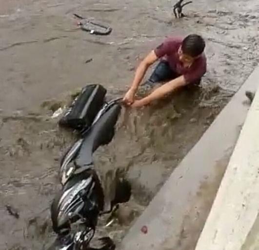 Clouds in Shirajgaon town in Amravati district? The bikes on the road carry past | अमरावती जिल्ह्यातील शिरजगाव कसब्यात ढगफुटी? रस्त्यावरील दुचाकी गेल्या वाहून Clouds in Shirajgaon town in Amravati district? The bikes on the road carry past | अमरावती जिल्ह्यातील शिरजगाव कसब्यात ढगफुटी? रस्त्यावरील दुचाकी गेल्या वाहून
