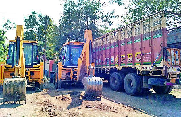 JCB illegal levy in Jawra Ratighat | जावरा रेतीघाटात जेसीबीने अवैध उपसा JCB illegal levy in Jawra Ratighat | जावरा रेतीघाटात जेसीबीने अवैध उपसा