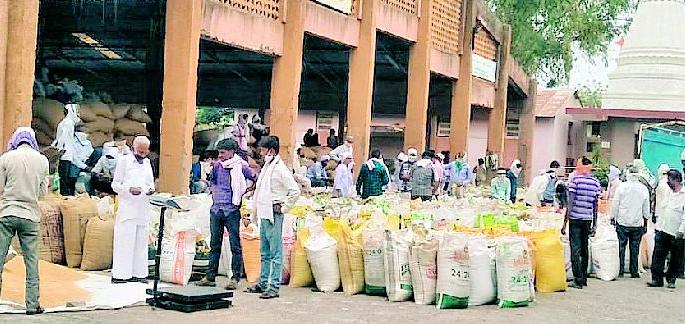 Farmers found in trouble with corona virus | कोरोना व्हायरसच्या संकटात सापडला शेतकरी